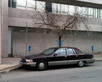 グリークタウンの一角で。寂しげに置かれた1990年代におけるビュイックの最高級車「ロードマスター」。