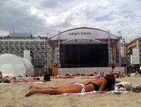 ステージの裏はビーチ直結。