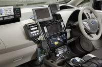 「リーフ」タクシーの室内。写真のとおりカーナビの下にあるシガレットソケットは料金メーター器の後ろに隠れてしまっている。
    