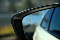 予防安全に関する機能・装備の強化も今回のマイナーチェンジのトピック。緊急自動ブレーキやAT誤発進抑制制御機能が後進時にも作動するようになったほか、自車の後方だけでなく、側方から接近する車両も検知する「ブラインド・スポット・モニタリング」が新たに採用された。
    