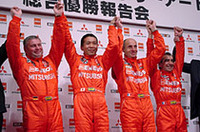 左から、増岡のコドライバーのアンドレアス・シュルツ、増岡浩、総合2位のジャン・ピエール・フォントネとジル・ピカール。ラリー大半をリードしつつ残り僅かで勝利を逃したステファン・ペテランセルは不参加