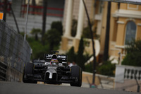 マクラーレンにとっては第2戦マレーシアGP以来となる久々の入賞。ジェンソン・バトン（写真）は予選で12位と出遅れ、オープニングラップではセルジオ・ペレスとの接触でセーフティーカーを誘発。その後はポイント圏内に食い込み、最後はニコ・ヒュルケンベルグを攻め立てたが抜けず6位でゴールした。チームメイトのケビン・マグヌッセンは予選8位、決勝10位でチームはダブル得点。（Photo=McLaren）
    