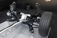 三角形の重量軽減穴がうがたれた“パワープラントフレーム”が前後アクスルをつなぐ。リアサスペンションの形式はマルチリンク。