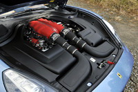 リッターあたり100ps以上のパワーを絞り出す、跳ね馬の心臓。2250rpmの低回転域から最大トルクの75％を発生する。