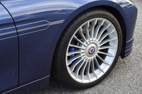 20本のスポークを備えたフィンホイール。シルバーの控えめなデコレーションラインや、キャブレターとカムシャフトをモチーフにしたエンブレムと並ぶ、アルピナ車の特徴となっている。
    