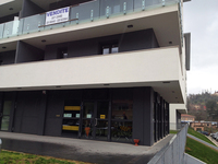 シエナ駅近く、新築ビルの1階に引っ越していたチェーン系レンタカー会社。