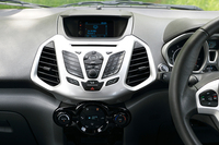 ドライバーコネクトテクノロジー「SYNC」を搭載。ステアリングホイールのスイッチでオーディオ類をコントロール可能で、ボイスコントロール（英語）にも対応する。
    