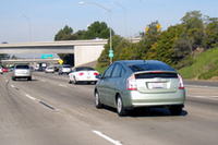 アメリカのハイウェイをゆく「プリウス」。
