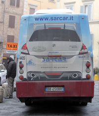 シエナの市内バスおまけ。地元スズキのディーラーによる「スイフト」のラッピング広告が。