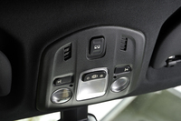 室内灯のパネルに備わるソフトトップの操作スイッチ。開閉はこのボタンを押すだけで可能だが、ウインドディフレクターを起こす作業は手動となる。
    