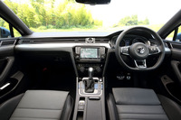 外観と同様に、ダッシュボードも直線的。フロントグリルのデザインを反復するかのように、3本の水平バーで構成されたエアコンのエアベントがダッシュボードを横断している。写真は「パサートヴァリアントTSI Rライン」。