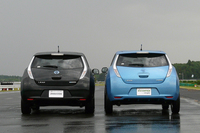 ボディー底面やルーフの高さに注目。計算上は3cm弱の差のはずだが、並べてみると、ずいぶん車高が違って見える。
    