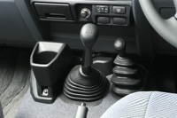 トランスミッションは5段MT。シフトレバーの両側には、駆動方式を切り替えるトランスファーレバーと、車内で唯一となるドリンクホルダーが備わる。