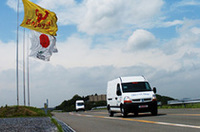 
	【写真上】第3世代コモンレールシステムピエゾ式インジェクターを搭載する「アウディA8 3.0 TDI クワトロ」。233ps/4000rpmの最高出力と45.9kgm/1400〜3250rpmの最大トルクを発生する。
	【写真下】外周路を試乗中の商用車「ルノーMaster 3.0dCi」と「メルセデスベンツT1N 316CDI」。
	 