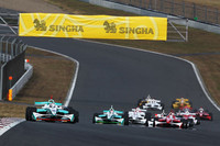 フォーミュラ・ニッポンの決勝レース1 スタートシーン。
