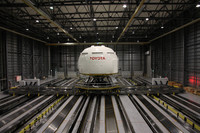 世界最大級という「ドライビングシミュレーター」。実車（レクサスIS）を収めた高さ4.5m、直径7.1mのドームが、回転したり、傾斜しながら奥行35m、幅20mの可動範囲を移動することによって、実際の走行を限りなく忠実にシミュレートする。最大加速度は0.5G、速度は6.1m/sec（22km/h）。まるでNASAかどこかの施設（見たことないけど）のよう？