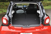 荷室容量は185～975リッター。「トゥインゴ」と同様に、「フォーフォー」も助手席の背もたれを前倒しにできる。