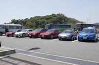 
	試乗車＆参加者の足となったクルマたち。左から2番目が「ロードスタークーペ」。
	 