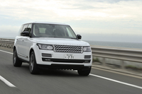 ホイールベースが200mm延長され、全長は5205mmへ。最小回転半径は従来の6.1mから6.4mへ。