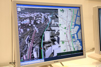 「日立ソフトウェアエンジニアリング」のブースに展示されていた、平面と同時に3D画像でルートが表示されるカーナビ。将来的にはこうなるのかも。