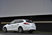 「ルノー・メガーヌ」のワゴンバージョンとして「メガーヌ エステートGTライン」が発売されたのは、2012年12月のこと。それから2年を経た2014年10月に、このマイナーチェンジ版が導入された。