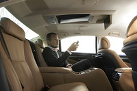 4人乗りの「エグゼクティブパッケージ」には、9インチディスプレイ採用のブルーレイディスク対応リアエンターテインメントシステムが標準装備される。