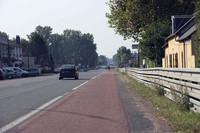 「ユノディエール」の途中。左脇の中華レストランは長年ある。ジョギングする人もあり。（コース図内③）