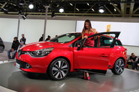 昨2012年12月に開催されたボローニャモーターショーの会場から。「ルノー・クリオ スポーター」。