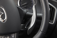 シフトパドルはマグネシウム製で、ステアリングホイールではなくステアリングコラムに設置されるタイプ。ターボ車、ハイブリッド車ともに「Type SP」のみに設定される。
    