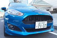 今回の「フィエスタ」は「スポーツアピアランス」という名の特別仕様車（90台限定）で、フロントグリルがハニカムデザインの専用品になっているのがポイント。