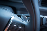 ATの8段化と併せ、ステアリングにシフトパドルが備わった。