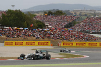 レースの主導権はハミルトン（先頭）が握ったが、作戦を変えてきたロズベルグ（後ろ）とは終始スリリングな駆け引きが行われていた。（Photo=Mercedes）
    