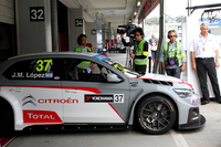 ホセ・マリア・ロペスの「シトロエンCエリーゼ WTCC」。ベースとなったのは新興国向けのコンパクトセダンである。
    