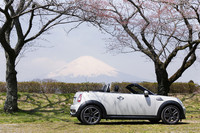 リアデッキ付きの3ボックスフォルムとされた、「MINIロードスター」のサイドビュー。