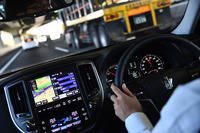 「ITS Connect」による「通信利用型クルーズコントロール」を使って走行しているところ。同じシステムに対応する前走車に対して、ほぼ遅れのない追従走行ができるため、渋滞の発生を抑える効果もあるという。