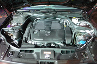 3.5リッターV6には、最大圧力200barのピエゾインジェクターとスプレーガイド式燃焼システムが組み合わされた第3世代の直噴システムを採用。希薄燃焼、理論空燃費による均質燃焼、均質成層燃焼など、燃焼モードを自動制御し、燃焼効率を向上させる。