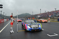 決勝レース直前。雨の中、各マシンがスタートの時を待つ。