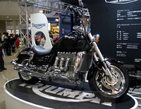 2.3リッター並列3気筒（142ps/5750rpm、20.4kgm/2500rpm）を積む「トライアンフ・ロケットIII」。車重320kg、2.25kg/ps（！）のパワー・トゥ・ウェイトレシオは、（フェアな例ではないが）「ランボルギーニ・ガヤルド」（2.86）、「フェラーリ・チャレンジストラダーレ」（2.78）を凌ぐ。