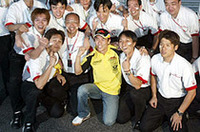 2002年の最終戦日本GPで、予選7位、決勝5位と自己最高記録を更新。ホンダのスタッフとともに喜びを噛みしめた（本田技研工業）