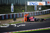 予選では3回の赤旗中断、そして決勝レース終盤にはセーフティカー。久々の鈴鹿は大荒れの様相を呈した。写真は、セーフティカーを呼び込んだトロロッソ・フェラーリのハイメ・アルグエルスアリ。ピットストップ直後、130Rで大クラッシュを演じたが、怪我なくマシンを降りられたのは不幸中の幸い。（写真＝Scuderia Toro Rosso）
