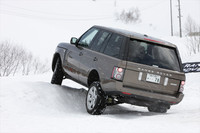 雪のコブを乗り越える「レンジローバーヴォーグ」。路面との接触を毎秒500回モニタリングして、ドライバーの運転に対する車両の動きを予測（アダプティブ・ダイナミクス）、あらゆる道で快適かつ安全なドライブを約束するという。