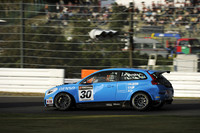 第1レースのスタート直後にクラッシュをきっした「ボルボC30」は、第2レースに無事出走、5位でフィニッシュした。大きく凹んだドアが痛々しい。