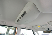 エアコンの空気を後席に届けるリアサーキュレーター。風量、風向きをリア側から操作することができる。