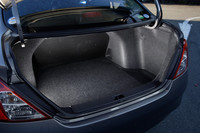 荷室の容量は490リッター。後席背面は固定式となっている。