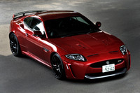 フロントのサイドインテークとカーボンスポイラーが迫力ある表情を形作る。
