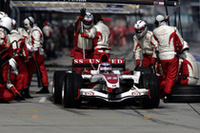 オーストラリアでのまさかのQ3進出＆予選10位から3週間、スーパーアグリは、ワークス・ホンダと肩を並べるパフォーマンスを披露---といっても中段グループでの話だが。
佐藤琢磨（写真）はバトンのひとつ上、14番グリッドを獲得。レースでは接触により19位までドロップしたが徐々にポジションアップし13位でゴールした。ピットでのタイムロスがなければ、12位バトンを上回っていたかも……。
いっぽうアンソニー・デイヴィッドソンは、予選Q1で他車に引っかかり18番グリッドからレースを組み立て、アンダーステアと格闘しながら16位で完走した。（写真＝Honda）