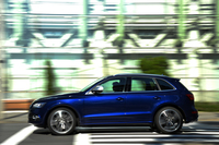 「SQ5」の0-100km/h加速タイムは、5.4秒。最高速度はリミッターの効く250km/hとなっている。
    