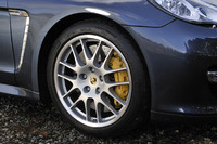 「パナメーラターボ」のホイールは、ノーマルで19インチ。写真の20インチはオプションで、黄色いブレーキキャリパーは、PCCB（ポルシェ・セラミックコンポジット・ブレーキ＝153万8000円！）装着車の証し。