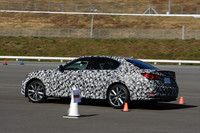 富士スピードウェイのモビリタに設定されたテストコースで、ダブル・レーン・チェンジを試す。
会場でお話をうかがったエンジニアのみなさんは、異口同音に「高速での安定感向上」「日本刀のような切れ味」が開発テーマだったと語る。このふたつを高レベルに引き上げる「LDH（レクサス・ダイナミック・ハンドリングシステム）は、ギア比の変わるステアリング「VGRS」と、後輪にも舵角を与える「DRS」を統合制御するもの。リアのステア角は、最大で2度。前輪と同じ向きにも、逆の向きにも切れる。車速やステアリングホイールの角度、操舵（そうだ）スピードなどの情報をもとに、「レクサスGSとしての理想の動き」を実現するという。例えば低速では小回りが利くように、高速コーナーでは安定感が増すように作用する。