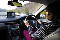 テスト車には、本革シート、フロント8ウェイパワーシート、4本スポーク本革巻シルクメタリックステアリングホイール、クルーズコントロール、キセノンヘッドライトがオプションで備わる。これは、「V70ノルディック」の早期購入特典として用意された「EBOパッケージ＋レザーパッケージ」の特別パッケージ（25万円）。